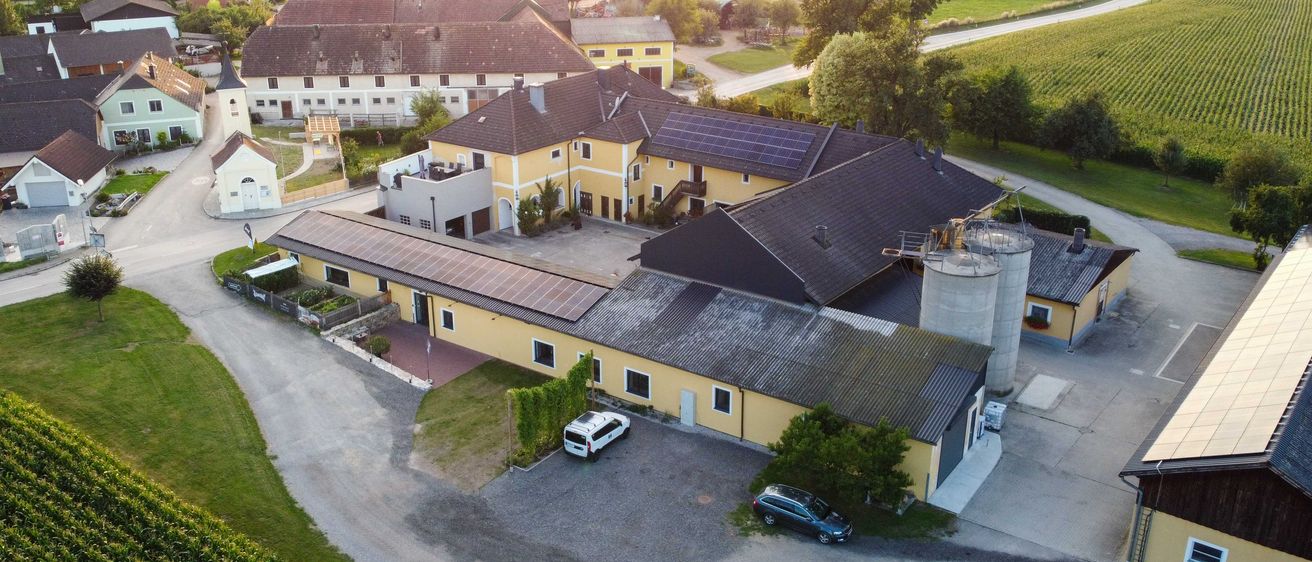 Bild enthält, Outdoors, Architecture, Building, Housing, Driveway, House, Aerial View, Person, Car
