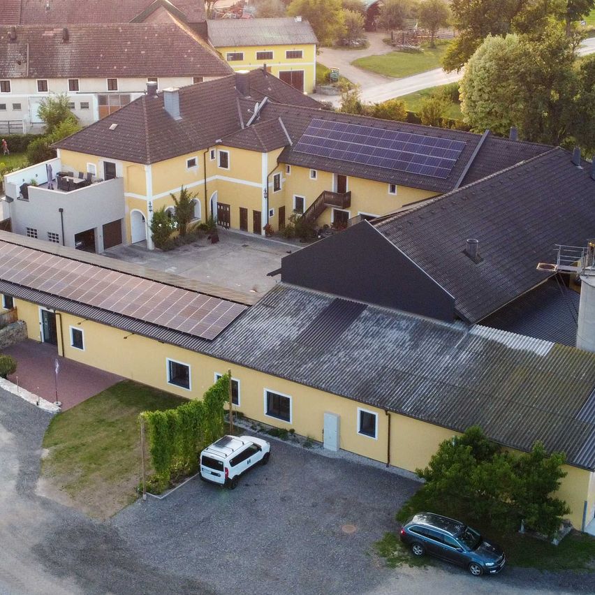 Bild enthält, Outdoors, Architecture, Building, Housing, Driveway, House, Aerial View, Person, Car