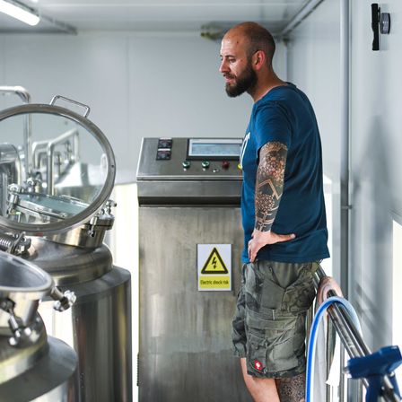 Bild enthält, Factory, Shorts, Brewery, Adult, Male, Man, Person, Tattoo, Shoe