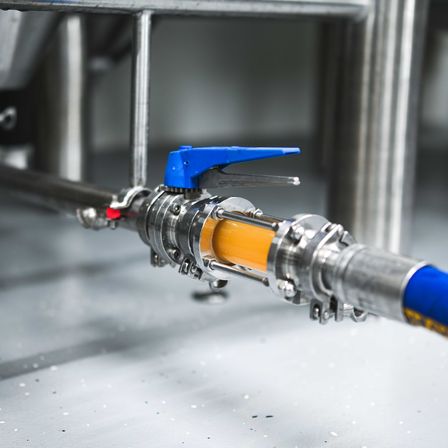 Bild enthält, Person, Plumbing, Architecture, Building, Factory, Machine