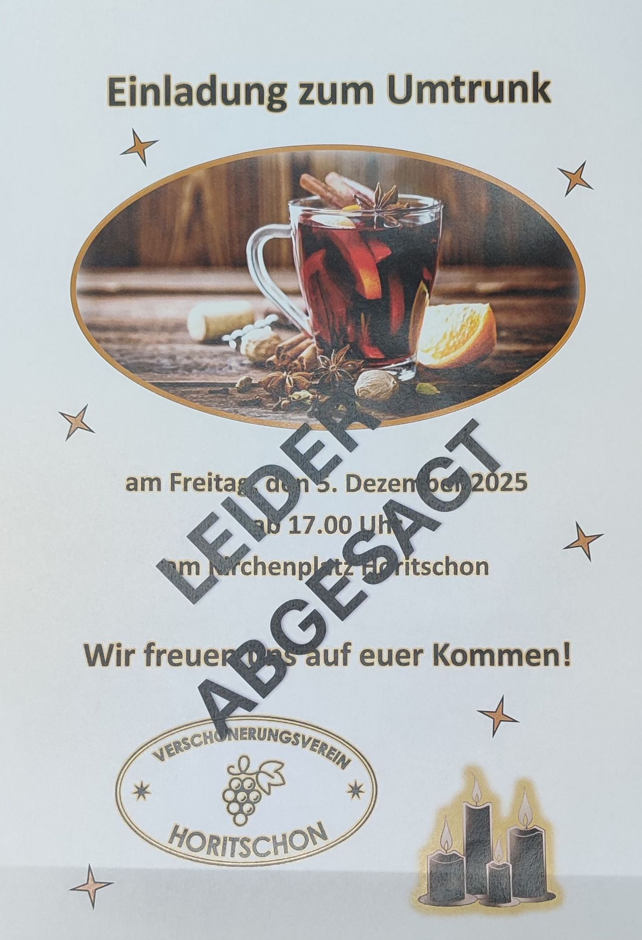Plakat für eine Winterveranstaltung mit einer Tasse gewürzten Glühweins, Sternen und Text auf Deutsch. Datum: Freitag, 5. Dezember 2025. Zeit: 17:00 Uhr. Ort: Horitschon.