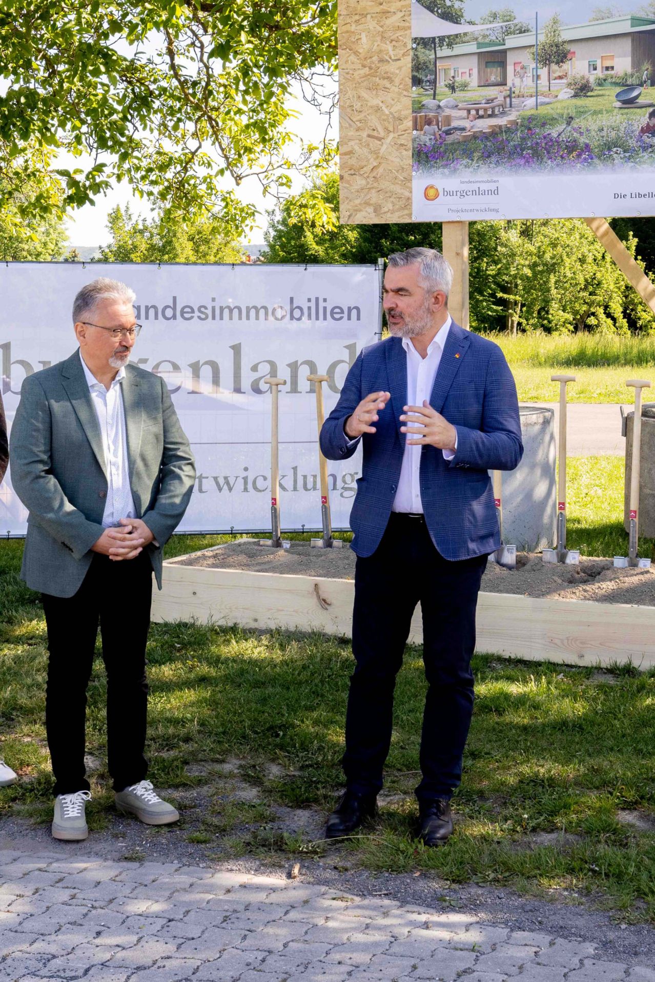 Bürgermeister Gerhard Petschowitsch bedankte sich bei Landesrat Heinrich Dorner für die großzügige finanzielle Unterstützung des Landes Burgenland in der Höhe von € 2.000.000,00 Millionen in Form von Sonderbedarfszuweisungen sowie rund € 850.000,00 aus dem Kindergartenbauprogramm.