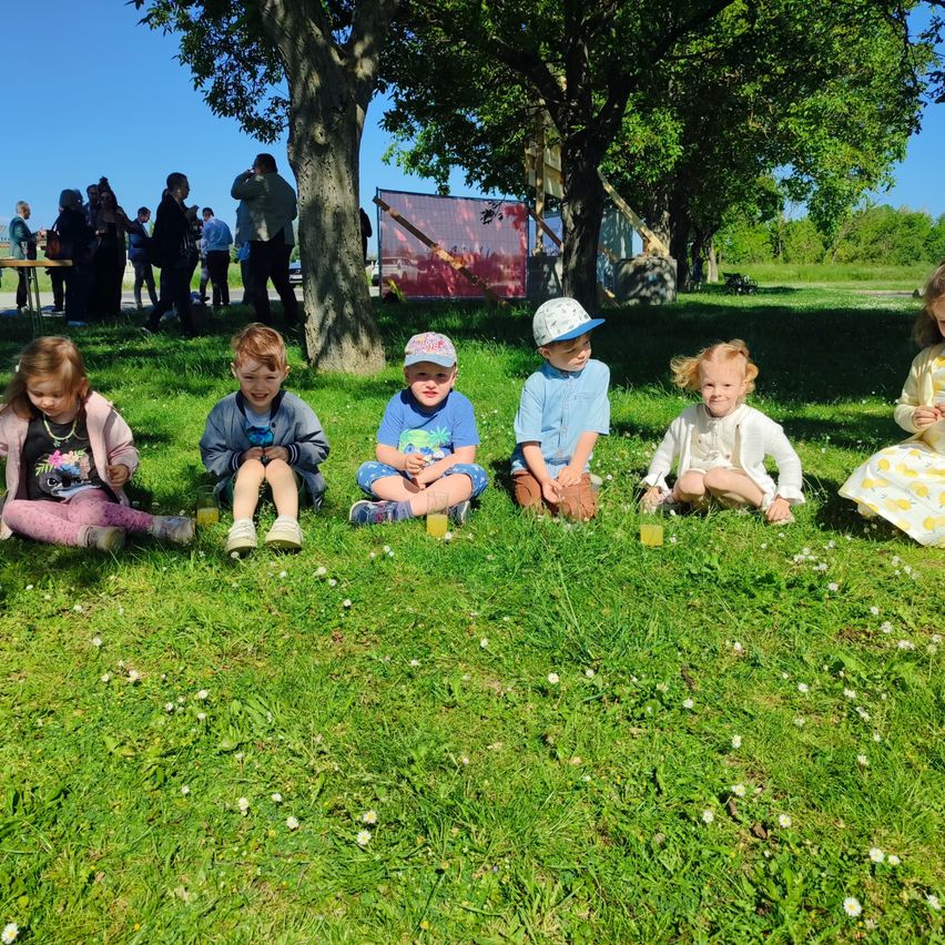 Die kleinsten Teilnehmer beim Spatenstich machten es sich im Anschluss bei einem kleinen Picknick bequem. 