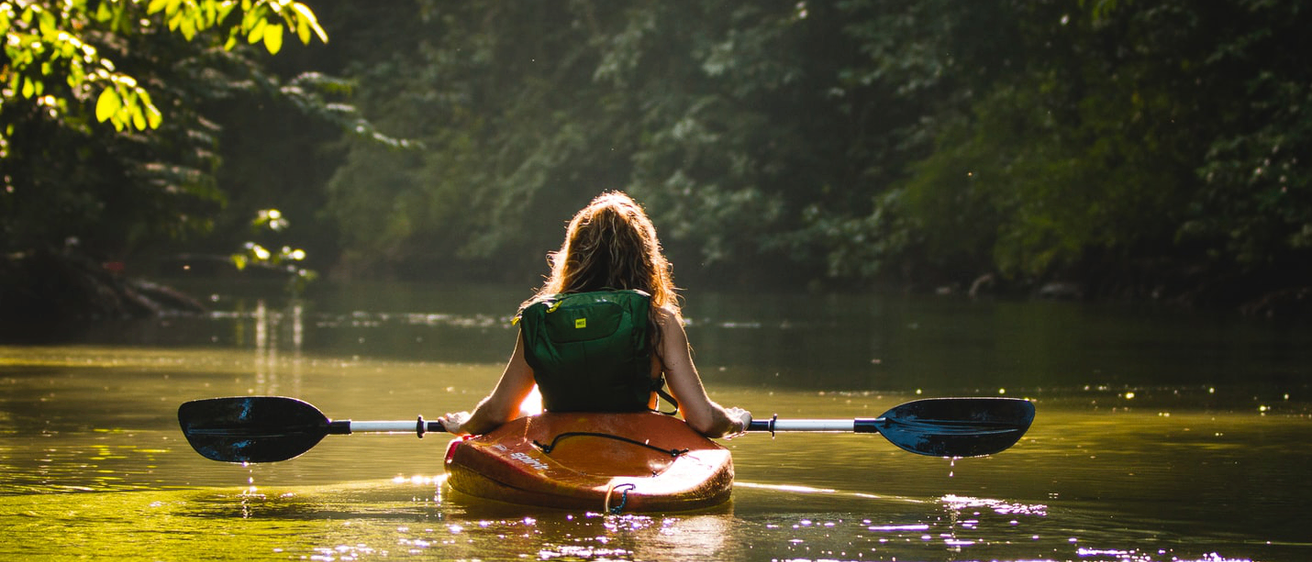 Bild enthält, Water, Child, Female, Girl, Person, Boat, Canoe, Kayak, Rowboat, Kayaking