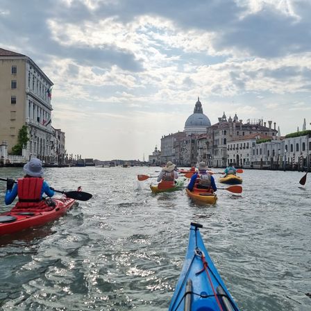 Bild enthält, Water, Boat, Canoe, Kayak, Rowboat, Vehicle, Person, Kayaking, Water Sports, Canoeing