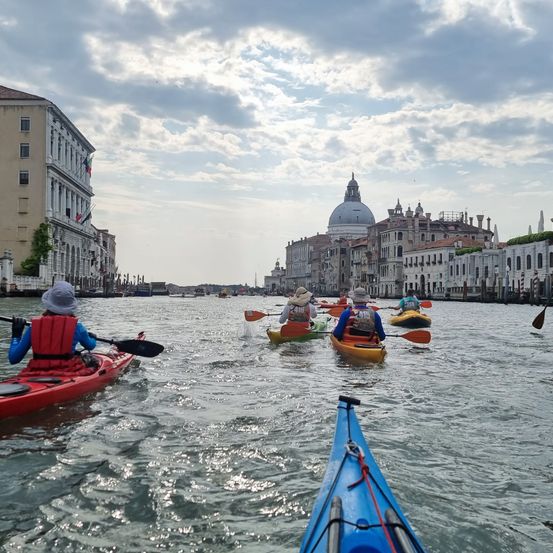 Bild enthält, Water, Boat, Canoe, Kayak, Rowboat, Vehicle, Person, Kayaking, Water Sports, Canoeing
