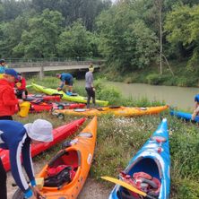 Bild enthält, Water, Boat, Canoe, Rowboat, Adult, Female, Person, Woman, Kayak, Car