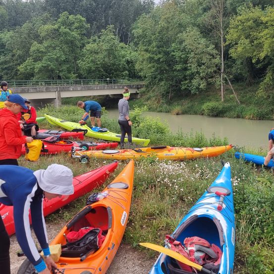 Bild enthält, Water, Boat, Canoe, Rowboat, Adult, Female, Person, Woman, Kayak, Car