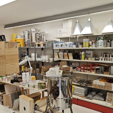 Bild enthält, Adult, Female, Person, Woman, Laboratory, Architecture, Building, Factory, Manufacturing, Workshop