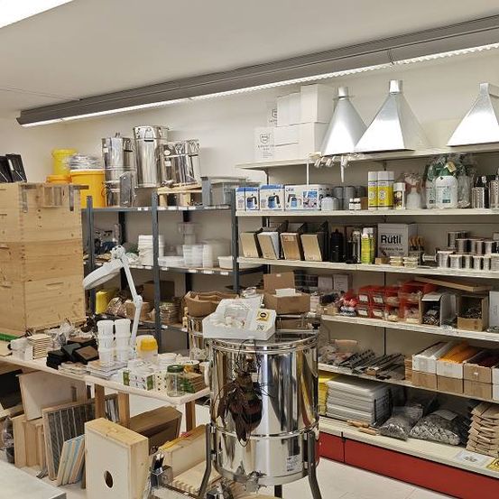 Bild enthält, Adult, Female, Person, Woman, Laboratory, Architecture, Building, Factory, Manufacturing, Workshop