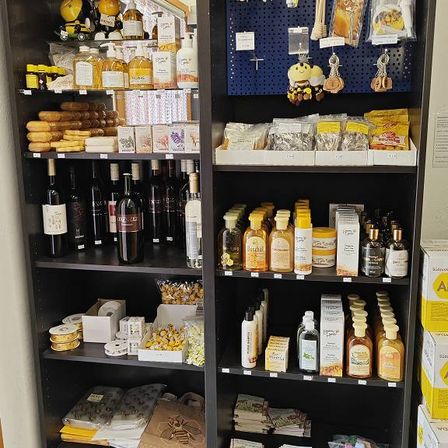 Bild enthält, Shelf, Shop, Pantry, Appliance, Device, Electrical Device, Refrigerator, Indoors, Grocery Store