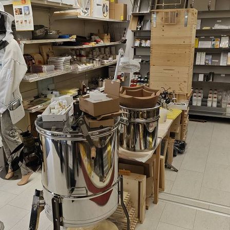 Bild enthält, Architecture, Building, Factory, Manufacturing, Workshop, Shop, Person