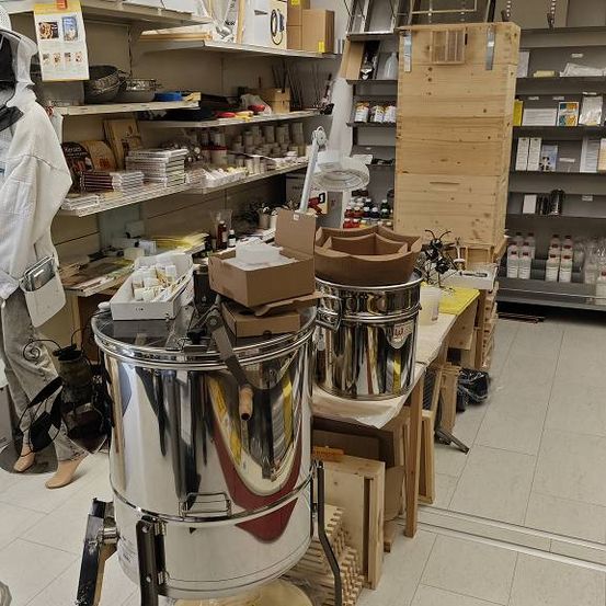 Bild enthält, Architecture, Building, Factory, Manufacturing, Workshop, Shop, Person