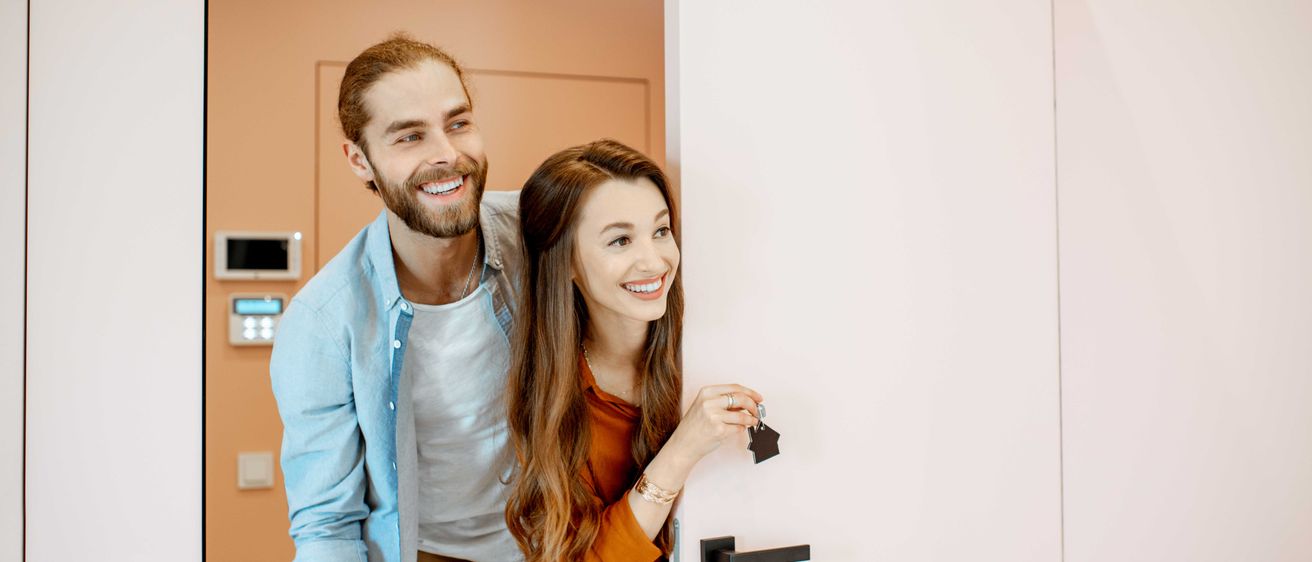 Bild enthält, Face, Happy, Head, Person, Smile, Adult, Female, Woman, Male, Man