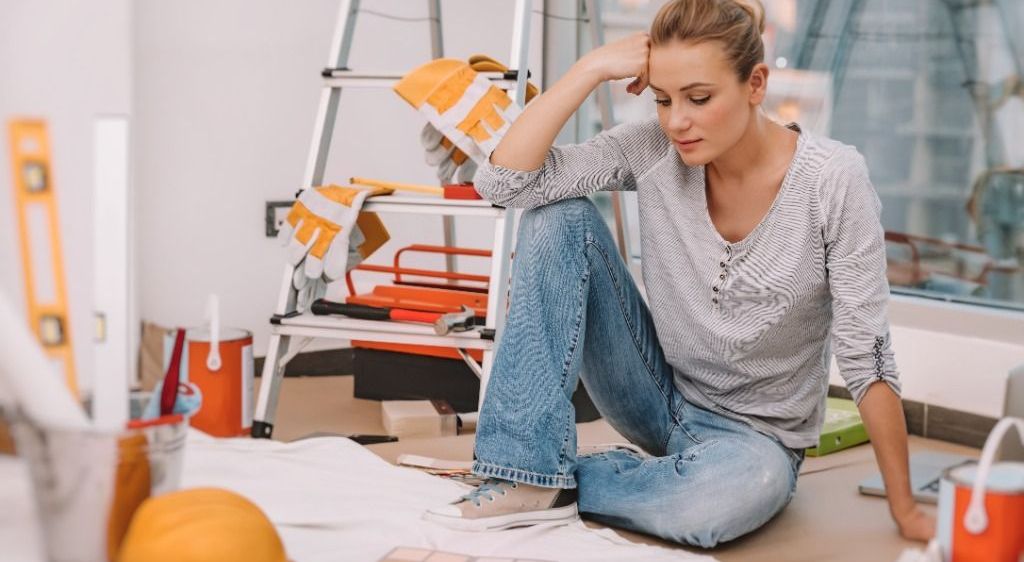 Bild enthält, Person, Sitting, Face, Head, Boy, Male, Teen, Sad