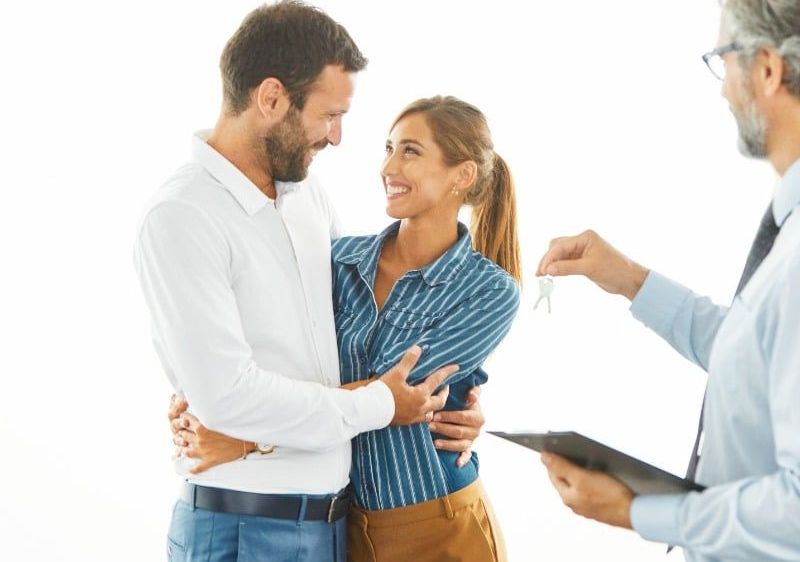 Bild enthält, Adult, Male, Man, Person, Face, Head, Belt, Conversation, Tie, Smile