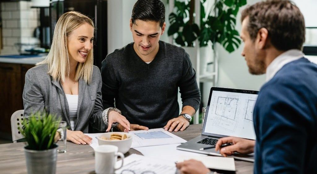 Bild enthält, Conversation, Person, Laptop, Adult, Female, Woman, Head, Plant, Male, Man