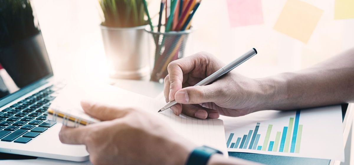 Bild enthält, Person, Writing, Pen, Computer, Electronics, Laptop, Pc