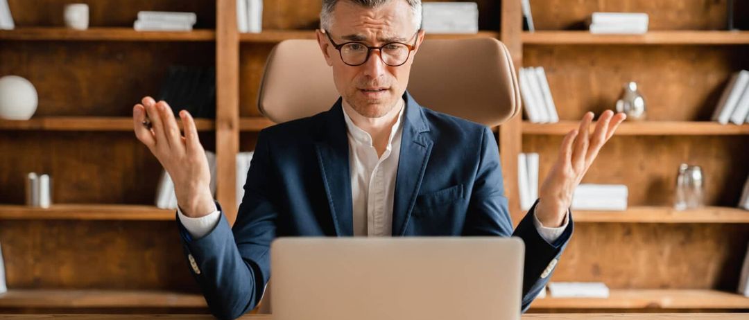 Bild enthält, Adult, Male, Man, Person, Computer, Electronics, Laptop, Pc, Head, Face