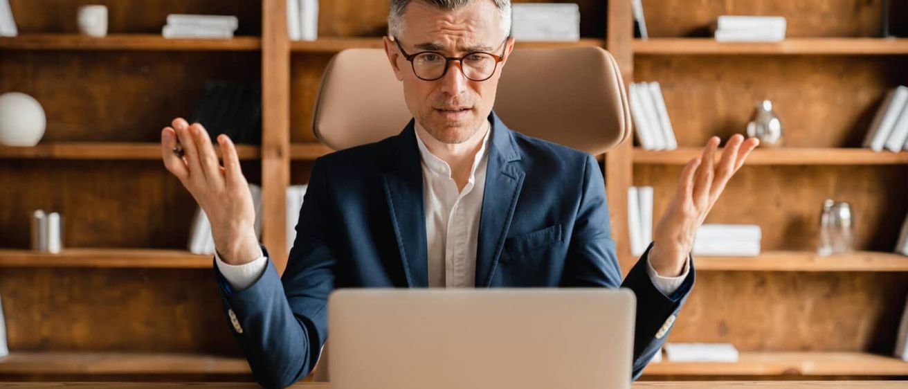 Bild enthält, Adult, Male, Man, Person, Computer, Electronics, Laptop, Pc, Head, Face