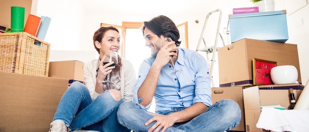 Bild enthält, Adult, Male, Man, Person, Jeans, Female, Girl, Teen, Box, Head