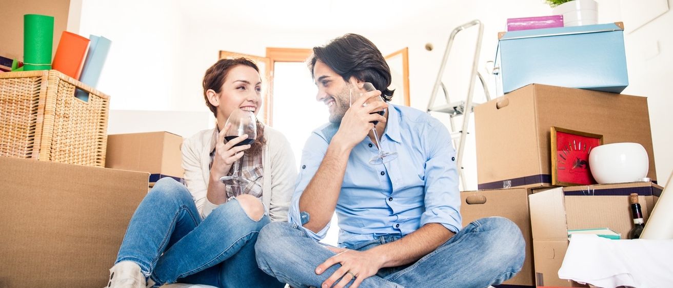 Bild enthält, Adult, Male, Man, Person, Jeans, Female, Girl, Teen, Box, Head