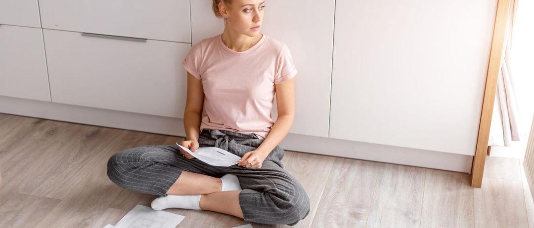 Bild enthält, Person, Sitting, Boy, Male, Teen, Hosiery, Sock, Text, Working Out, Yoga