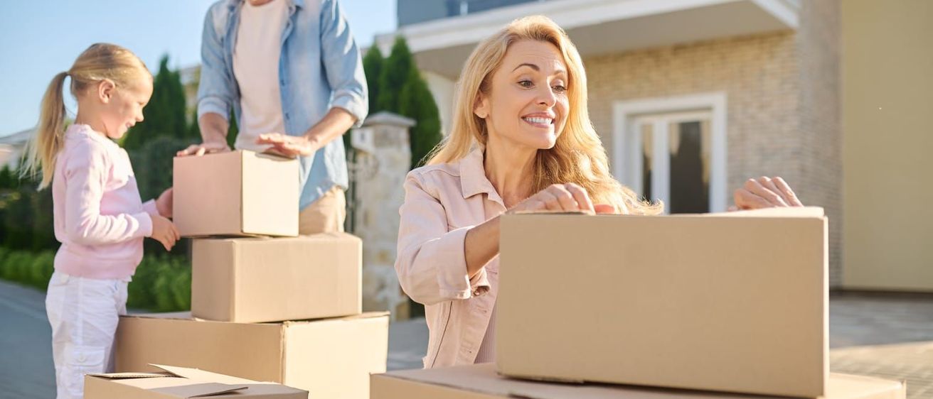 Bild enthält, Box, Child, Female, Girl, Person, Cardboard, Carton, Package, Package Delivery