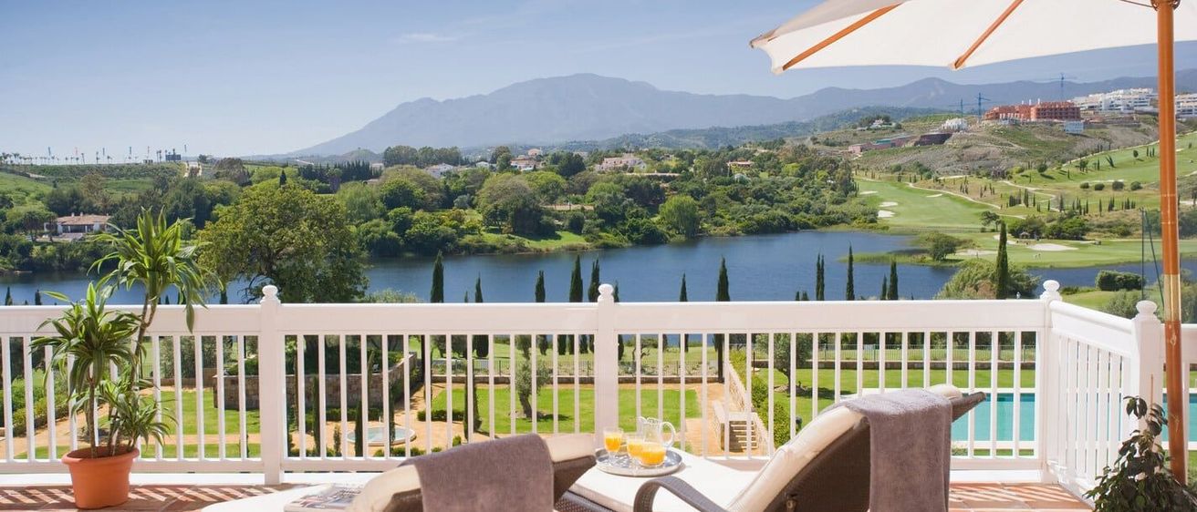 Bild enthält, Nature, Outdoors, Scenery, Lakefront, Chair, Furniture, Plant, Windmill, Machine, Wheel