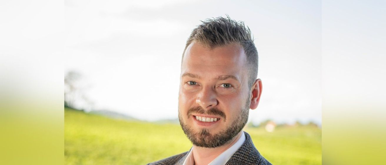 Bild enthält, Blazer, Coat, Jacket, Face, Head, Person, Portrait, Formal Wear, Suit, Man