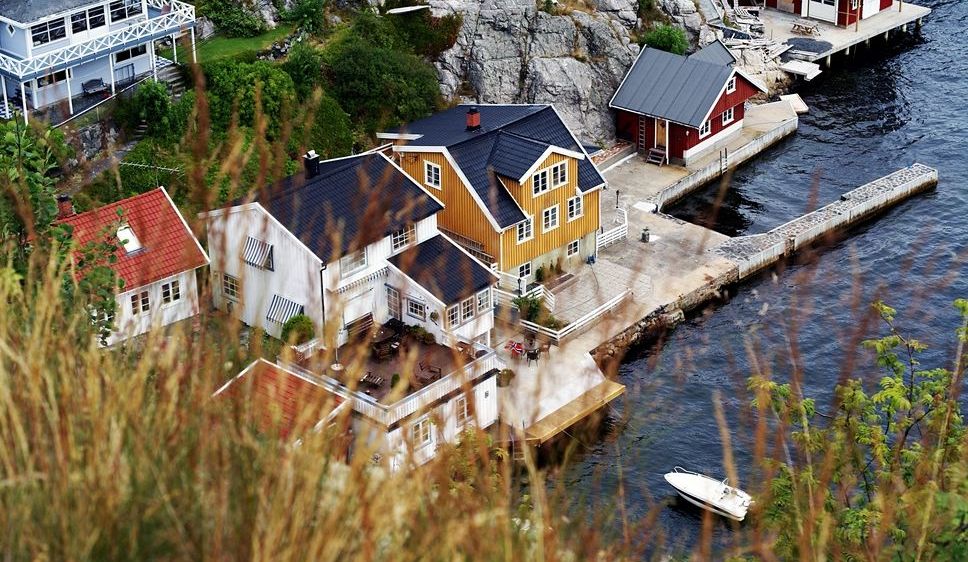 Bild enthält, Water, Waterfront, Nature, Outdoors, Scenery, Building, Boat, Housing, Neighborhood, Newfoundland