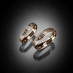 Bild enthält, Accessories, Jewelry, Ring, Diamond, Gemstone, Silver, Locket, Pendant, Platinum