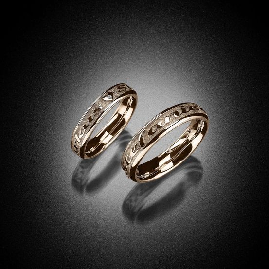 Bild enthält, Accessories, Jewelry, Ring, Diamond, Gemstone, Silver, Locket, Pendant, Platinum