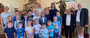 Bild enthält, People, Person, Pants, Jeans, Adult, Male, Man, Boy, Child, Shorts