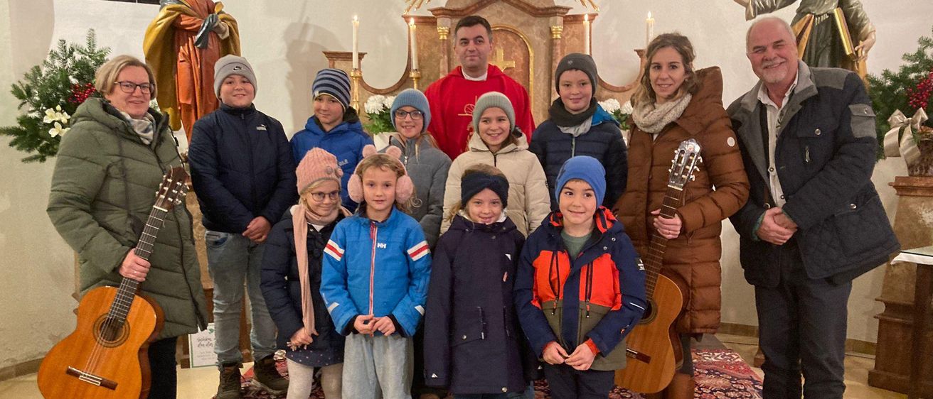 Bild enthält, People, Person, Coat, Adult, Female, Woman, Pants, Jacket, Male, Man