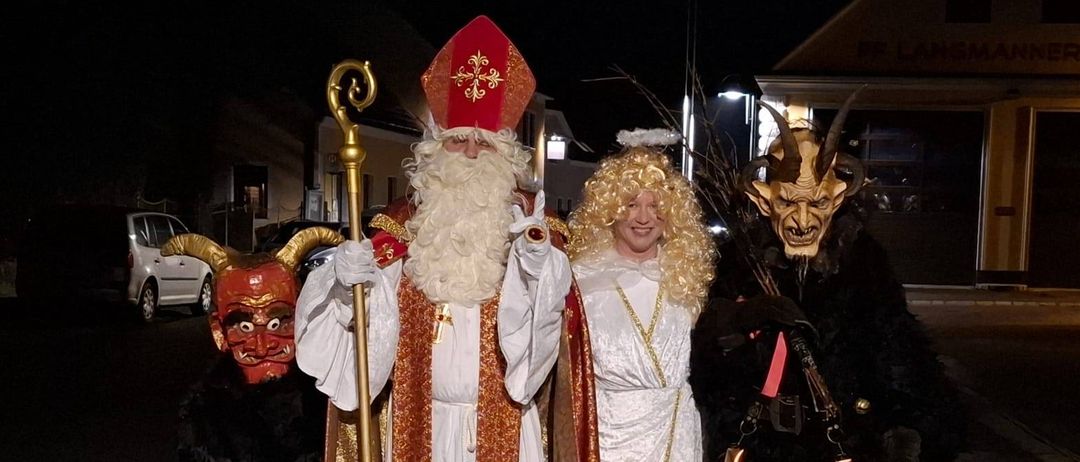 Bild enthält, Festival, Christmas, Adult, Bride, Female, Person, Woman, Santa Claus, Car, Face