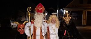 Bild enthält, Festival, Christmas, Adult, Bride, Female, Person, Woman, Santa Claus, Car, Face