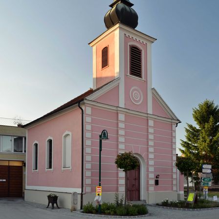 Bild enthält, Clock Tower, Tower, Bell Tower, Spire, Arch, Gothic Arch