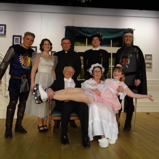 Bild enthält, Photography, Portrait, Dress, People, Skirt, Formal Wear, Suit, Sword, Costume, Shoe