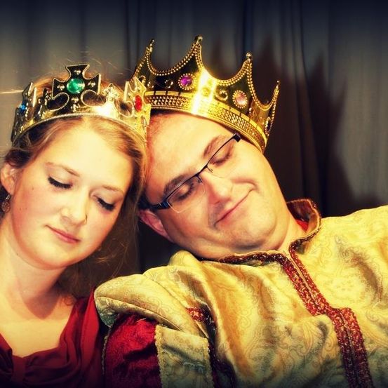 Bild enthält, Accessories, Jewelry, Face, Head, Person, Photography, Portrait, Crown, Glasses, Costume
