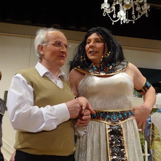 Bild enthält, Adult, Bride, Female, Person, Woman, Portrait, Dress, Costume, Necklace, Blouse