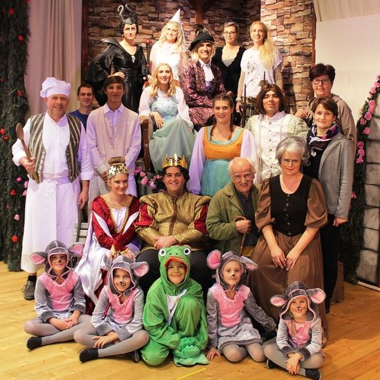 Bild enthält, People, Person, Photography, Portrait, Adult, Female, Woman, Purple, Bride, Child