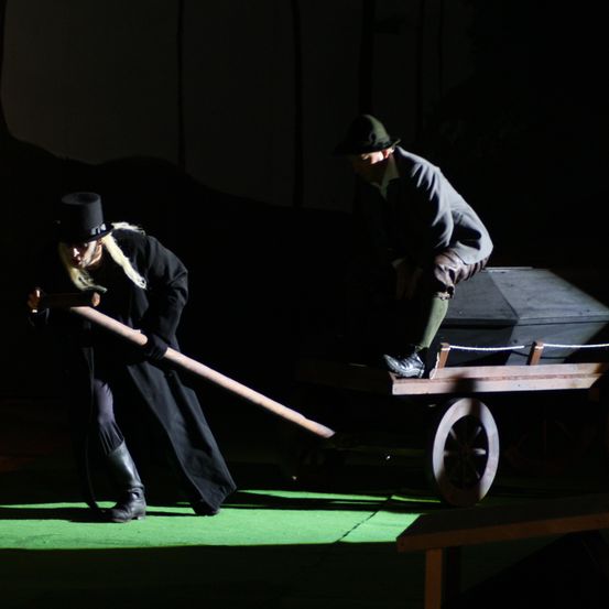 Bild enthält, Adult, Male, Man, Person, Machine, Wheel, Hat, Spoke, Shoe, Face