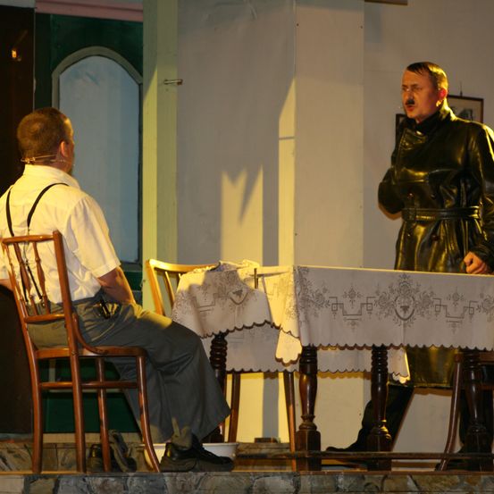 Bild enthält, Coat, Adult, Male, Man, Person, Jacket, Pants, Chair, Furniture, Face