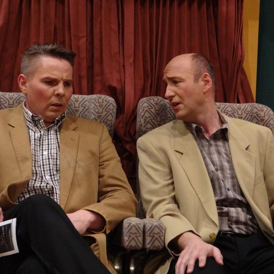 Bild enthält, Blazer, Coat, Jacket, Adult, Male, Man, Person, People, Suit, Conversation