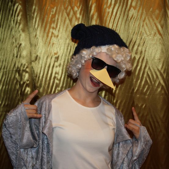 Bild enthält, Sunglasses, Hat, Finger, Person, Cap, Adult, Female, Woman, Face, Head
