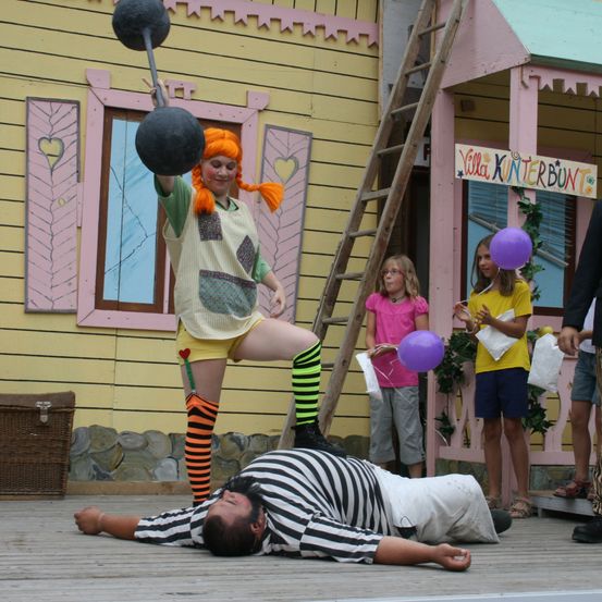 Bild enthält, Shorts, Adult, Male, Man, Person, Boy, Child, Coat, Shoe, Face