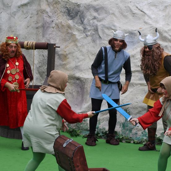 Bild enthält, Sword, Weapon, Adult, Female, Person, Woman, Hat, Male, Man, Coat