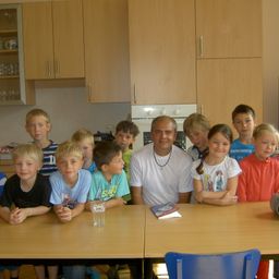 Bild enthält, Plywood, Wood, Screen, Computer Hardware, Monitor, Table, TV, Child, Girl, Person