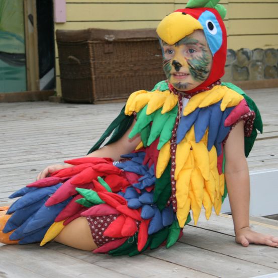 Bild enthält, Costume, Person, Wood, Adult, Female, Woman, Face, Head, Footwear, Shoe
